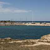 Siamo ora arrivati a Cala Ponte Marina, zona che accoglie il porto turistico, rimesso a nuovo recentemente e formato da due grandi banchine fra le quali possono ormeggiare oltre 300 barche (foto di Antonio Caradonna)
